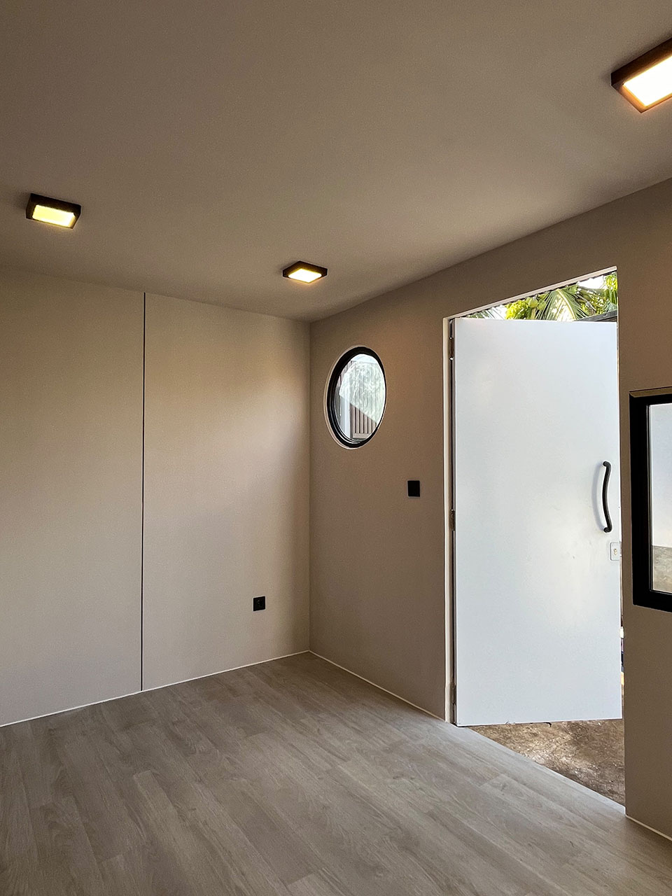 Caseea bedroom with a lake view