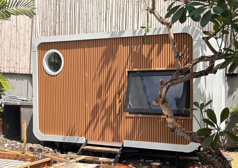 Caseea pod with round window
